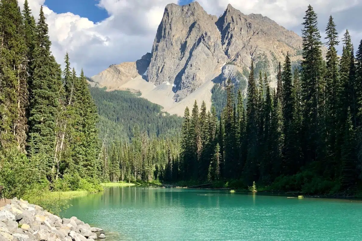 Beau paysage du lac Emerald dans le parc national Yoho, British Columbia, Canada Beau paysage du lac Emerald dans le parc national Yoho, British Columbia, Canada