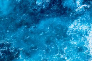 Capture fascinante des vagues de l'océan bleu cristallin
