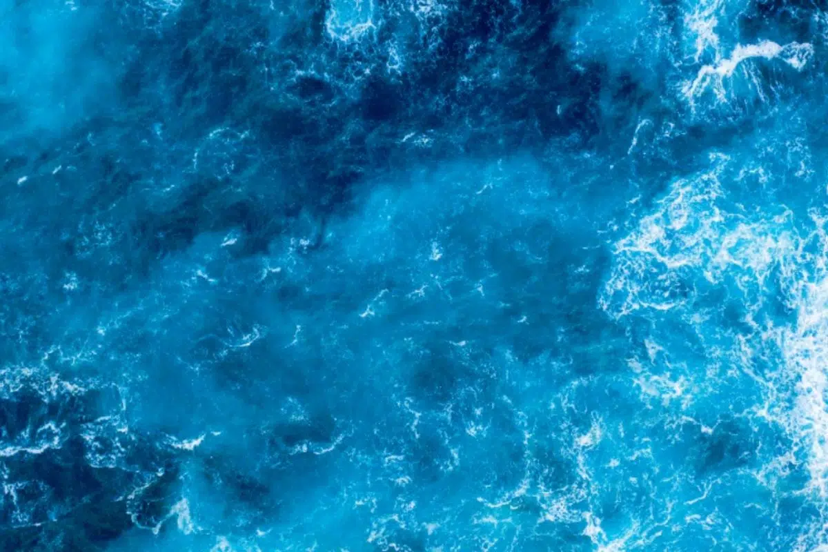 Capture fascinante des vagues de l'océan bleu cristallin Capture fascinante des vagues de l'océan bleu cristallin