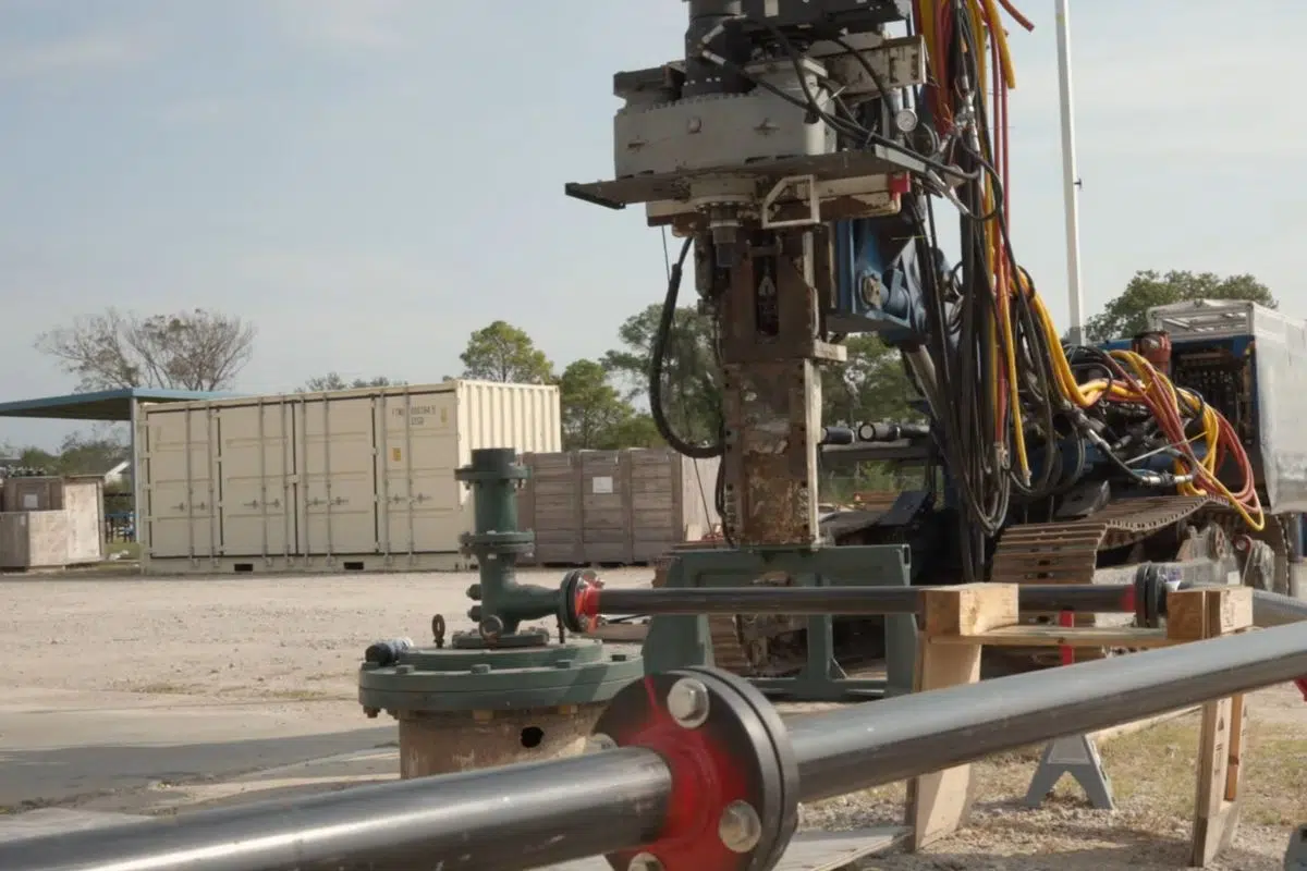 Des chercheurs de l’Oregon State University étudient la géothermie de roches ultra-chaudes, où l’eau peut atteindre l’état supercritique à plus de 374 °C et sous des pressions extrêmes.Ces ressources profondes pourraient théoriquement fournir jusqu’à 63 térawatts d’électricité, soit plusieurs fois la production mondiale actuelle.