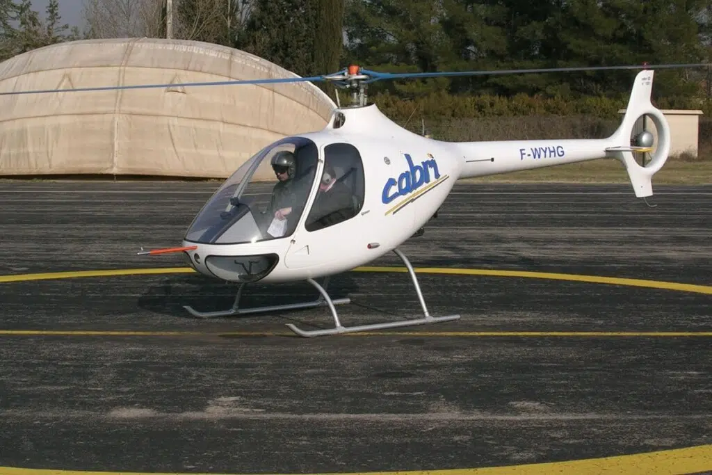 Le Cabri G2 est un hélicoptère biplace léger certifié EASA/FAA, conçu par Guimbal pour la formation et l'usage privé.Doté d'un rotor principal 3 pales composite haute inertie, Fenestron® sécurisé et moteur Lycoming O-360 (145 ch), il offre 700 km d'autonomie et 5h40 d'endurance. Ultra-sûr avec sièges anti-crash, verrouillage sans clé et monitor EPM, il domine l'entraînement mondial (faible coût/h, bruit 75 dB).