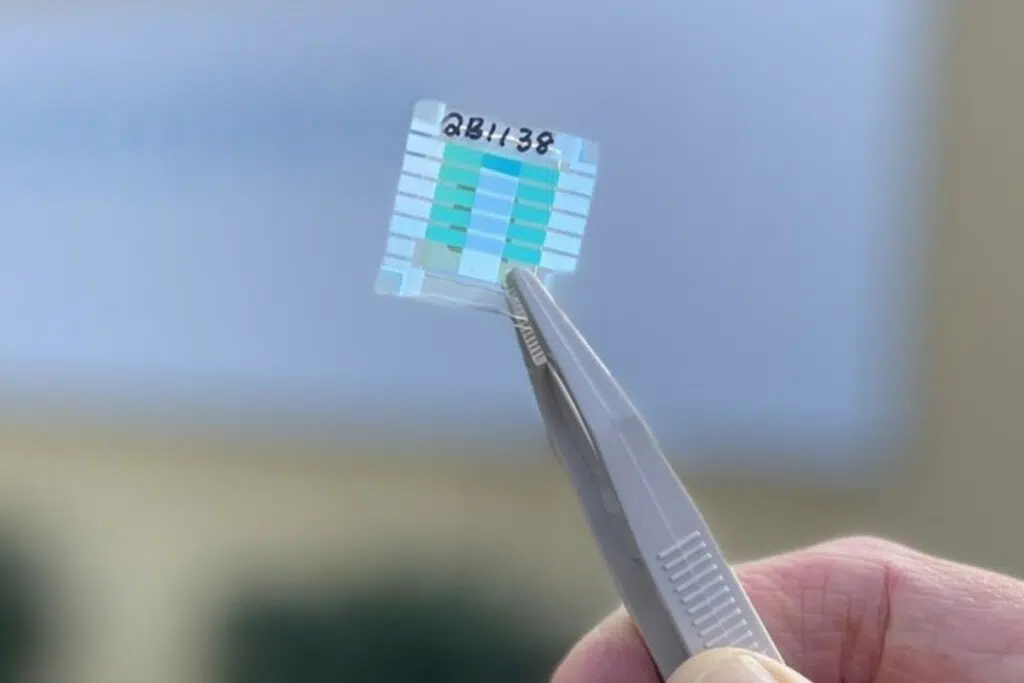 Une batterie quantique fabriquée dans le laboratoire de fabrication du CSIRO, conçue pour explorer le stockage d’énergie à l’échelle quantique et tester de nouveaux matériaux dans des environnements expérimentaux ultra contrôlés.