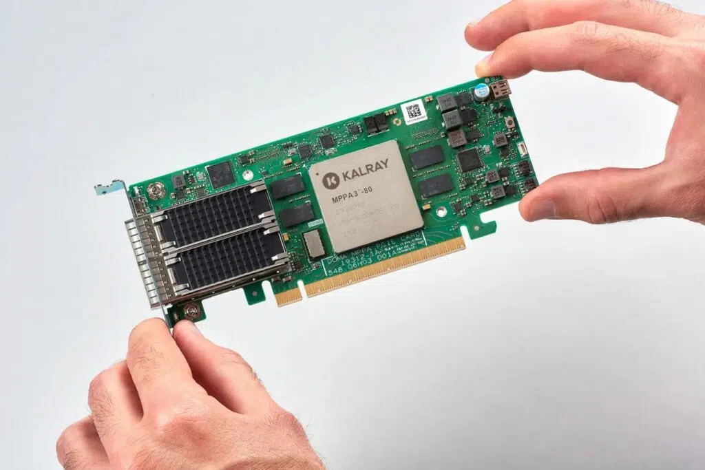 La carte d’accélération K200-LP™ de Kalray est une solution basée sur un processeur DPU MPPA® à 80 cœurs, conçue pour optimiser les performances des centres de données en déchargeant les charges de travail liées au stockage. Compatible avec les architectures NVMe et NVMe-oF, elle offre des débits élevés (jusqu’à 2×100 GbE) pour une consommation réduite (20 à 60 W), améliorant le rapport performance/énergie.Crédit : Kalray.