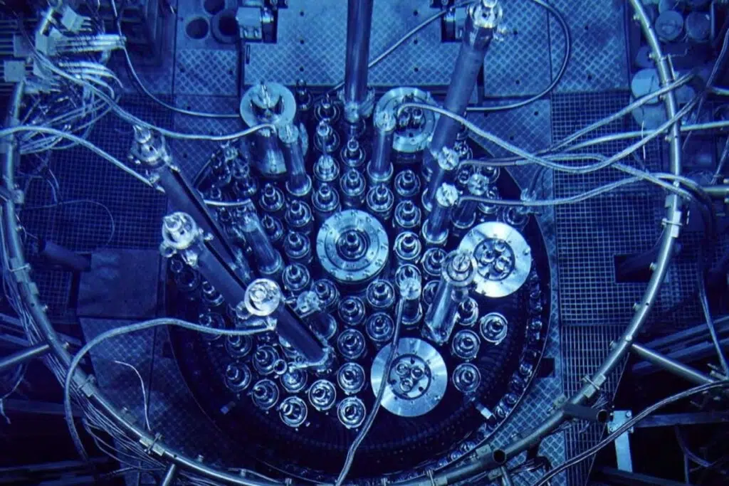 Le réacteur BR2 du SCK CEN est l’un des réacteurs de recherche les plus puissants au monde, en service depuis 1962. Utilisé pour tester combustibles et matériaux nucléaires, il joue aussi un rôle clé dans la production de radio-isotopes médicaux et dans l’industrie, notamment pour les semi-conducteurs avancés.Crédit : SCK-CEN.