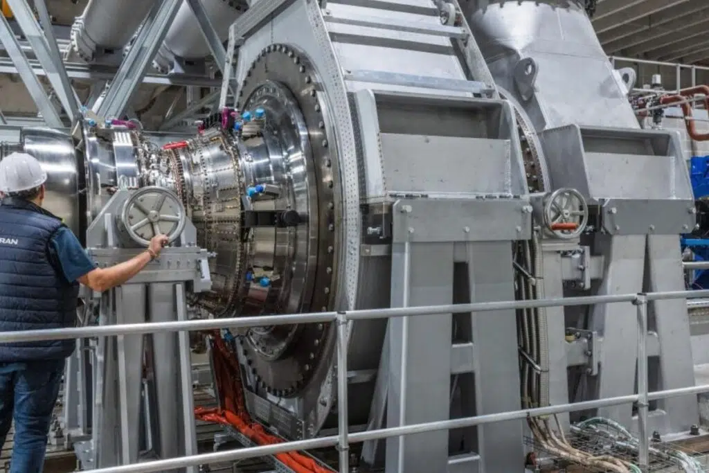 Le groupe Safran Aero Boosters a récemment présenté son compresseur basse pression « e-artemis », destiné aux futurs moteurs Open Fan du programme RISE, actuellement en phase d’essais en Belgique. Ce prototype à l’échelle 1 intègre des technologies avancées comme un blisk en alliages de titane, visant à améliorer les performances et la durabilité des moteurs tout en réduisant leur impact environnemental.Crédit : Safran.