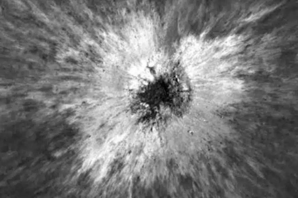 Le cratère fait environ 43 mètres de profondeur et 225 mètres de diamètres.