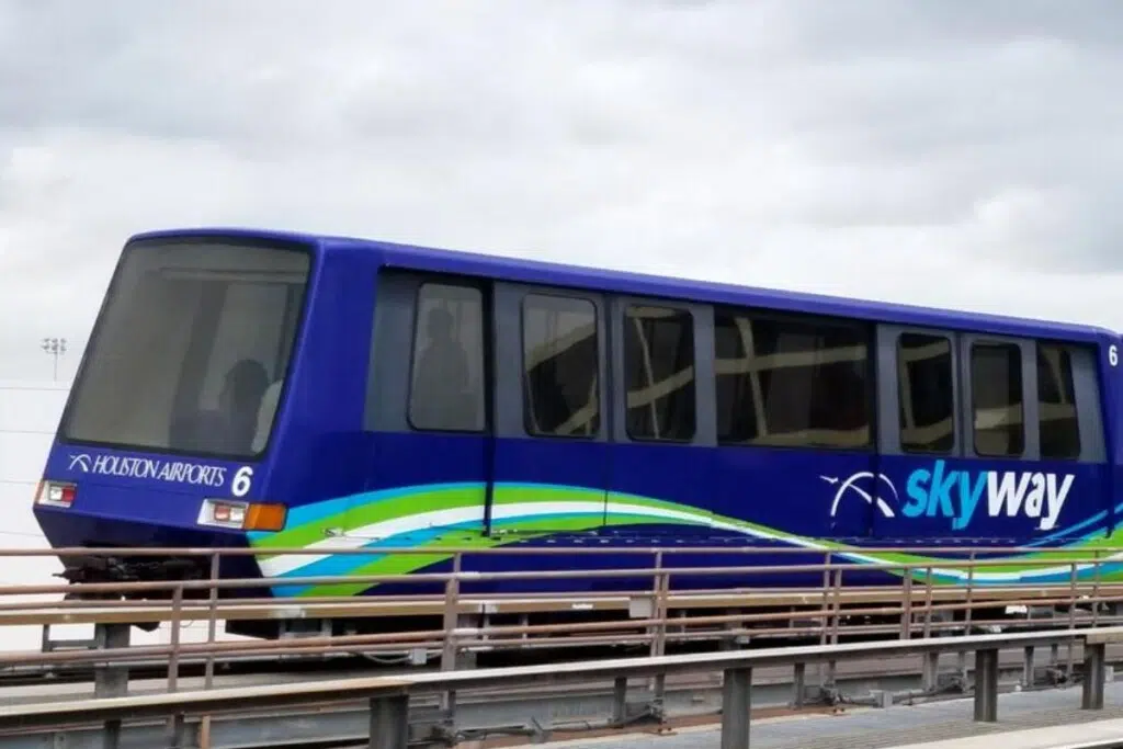 Alstom assure depuis deux décennies l’exploitation et la maintenance du système automatisé Skyway à l’aéroport George Bush Intercontinental Airport, utilisant les véhicules Innovia APM 100 d’origine.