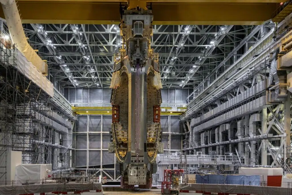 Le premier module de la chambre à plasma du ITER (secteur n°7) a été installé le 10 avril 2025 dans la fosse d’assemblage, après un sous-assemblage réalisé en 6 mois et 10 jours contre 18 mois initialement.Crédit : ITER Organization.