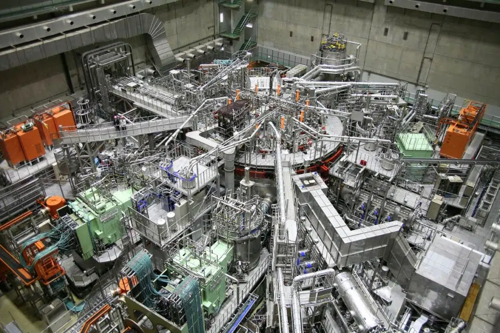 Le Large Helical Device (LHD) du National Institute for Fusion Science (NIFS), le plus grand stellarator du monde.