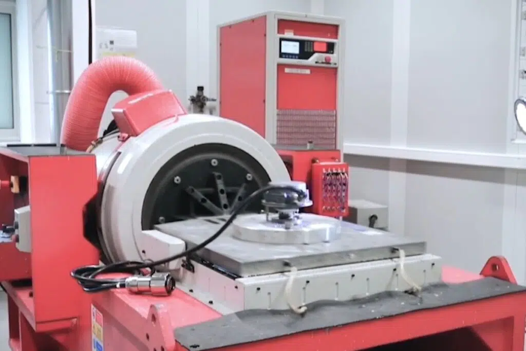 Le site Alstom de Villeurbanne est le centre mondial d’expertise du groupe pour l’électronique et le digital ferroviaire. Avec plus de 1 000 employés, il conçoit les systèmes embarqués des trains, véritables « cerveaux » électroniques et couvre l’ensemble de la chaîne, du développement à la maintenance, au cœur de projets internationaux axés sur une mobilité plus durable.Crédit : Alstom.