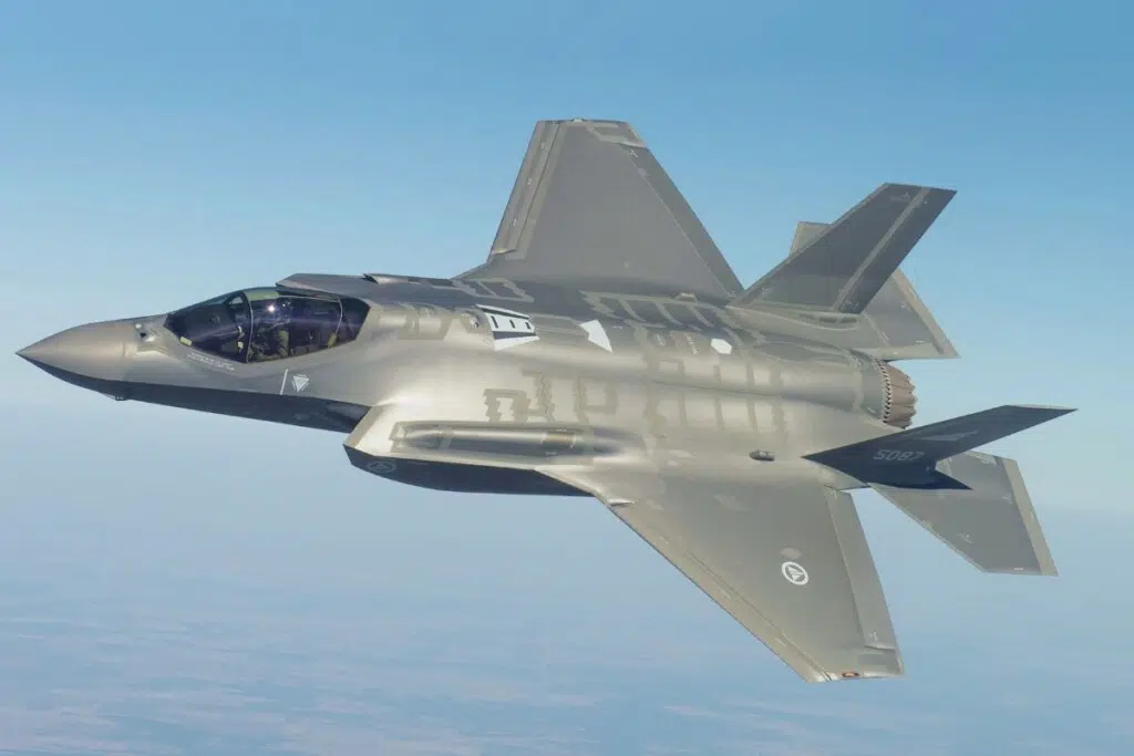 Lockheed Martin F-35 Lightning II (JSF) – avion de combat multirôle furtif de 5ᵉ génération développé par Lockheed Martin pour les forces armées américaines et leurs alliés. Monoplace et monoréacteur, il existe en trois variantes principales : F-35A à décollage conventionnel, F-35B à décollage court et atterrissage vertical, et F-35C pour porte-avions. Premier vol en 2006, mise en service à partir de 2015. Plus de 1 290 appareils ont été construits au 22 janvier 2026.