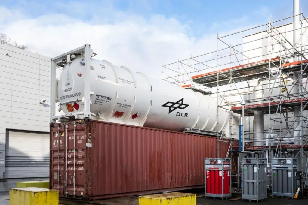 Le DLR a déjà franchi une première étape en 2024, lorsqu’il a démontré qu’une chambre de combustion d’un moteur d’avion pouvait fonctionner avec 100 % d’hydrogène gazeux.