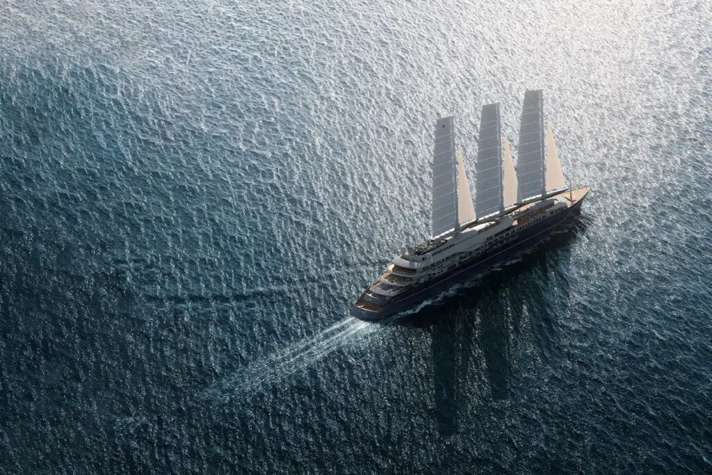 L'Orient Express Corinthian a 3 voile de 1500 m² empruntant la technologie solid sail.