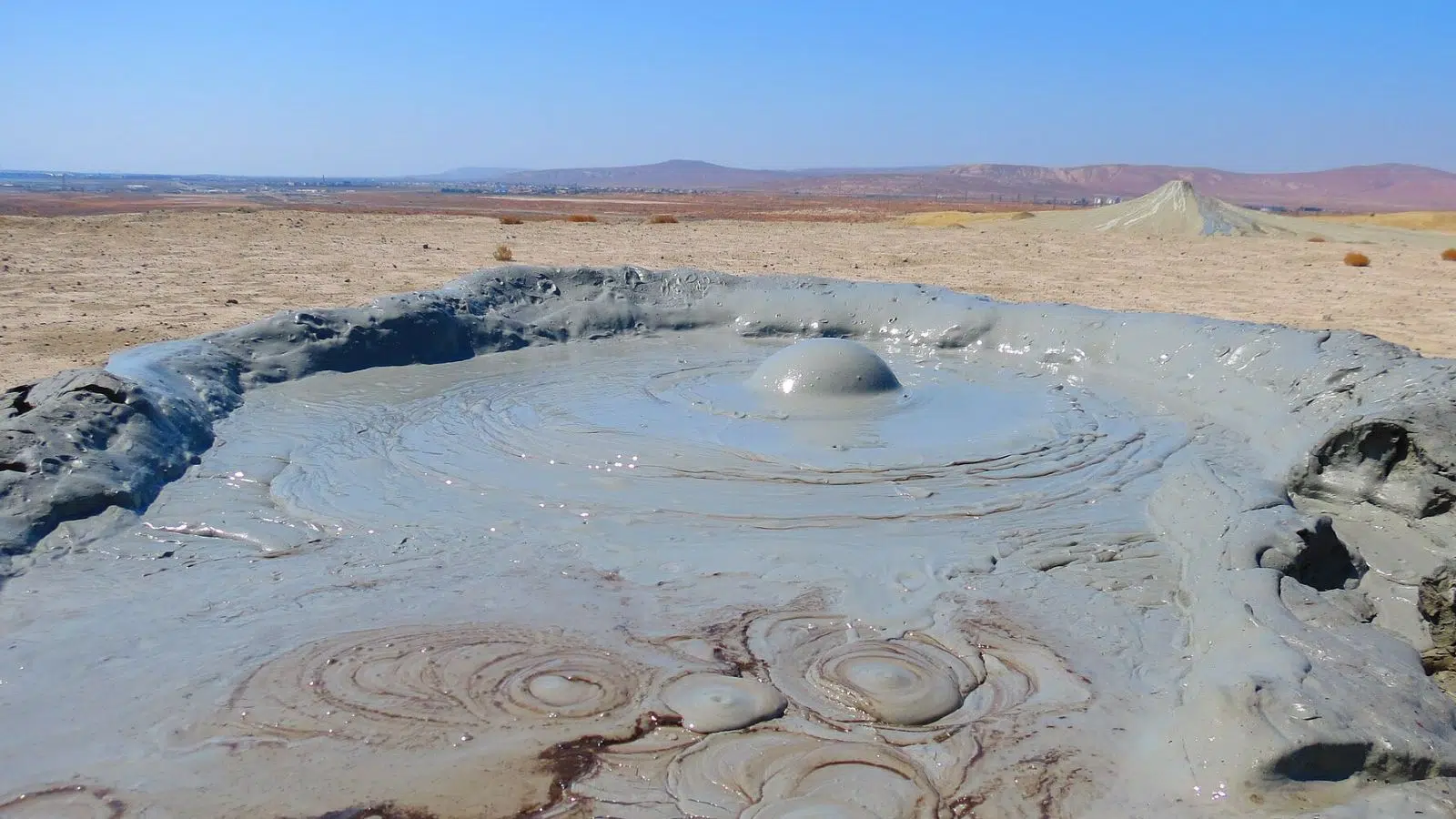 Ces « volcans de boue » découverts par la NASA créent des îles qui disparaissent en quelques semaines dans la mer Caspienne à cause de l'érosion Ces « volcans de boue » découverts par la NASA créent des îles qui disparaissent en quelques semaines dans la mer Caspienne à cause de l'érosion