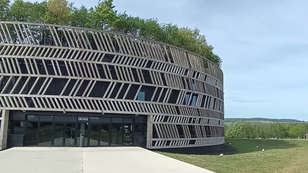 Le bâtiment du MuséeoParc d'Alésia est signé Bernard Tschumi, architecte franco-suisse à qui l'on doit notamment le musée de l'Acropole à Athènes.