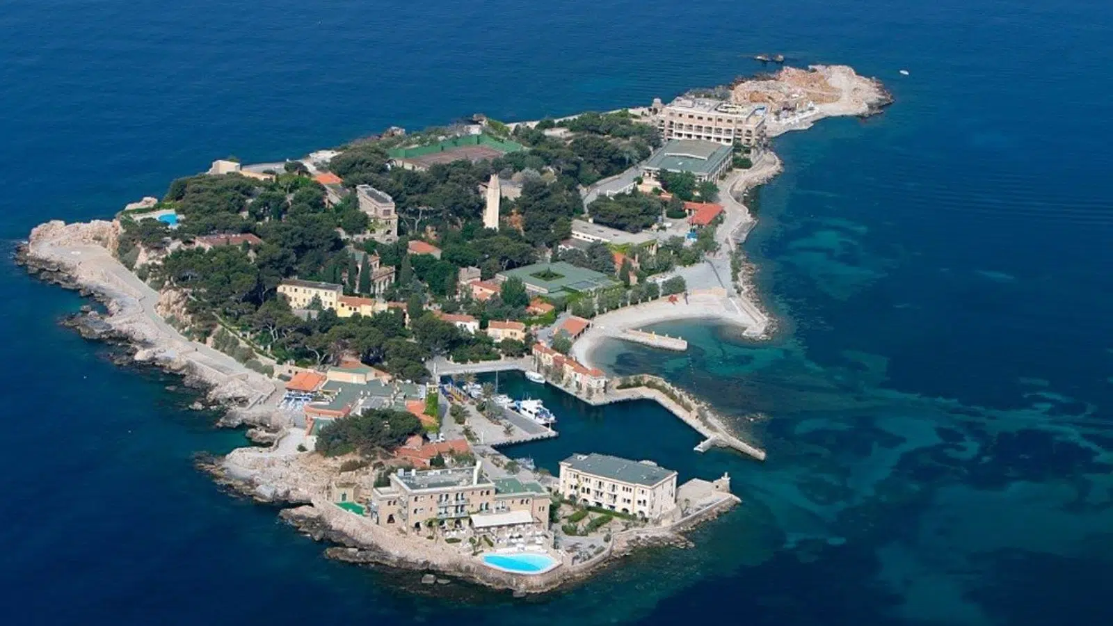 Le « plus petit port » de Méditerranée rouvre ses portes avec cet hôtel de luxe pensé autour d'une expérience unique sur l'île de Bendor