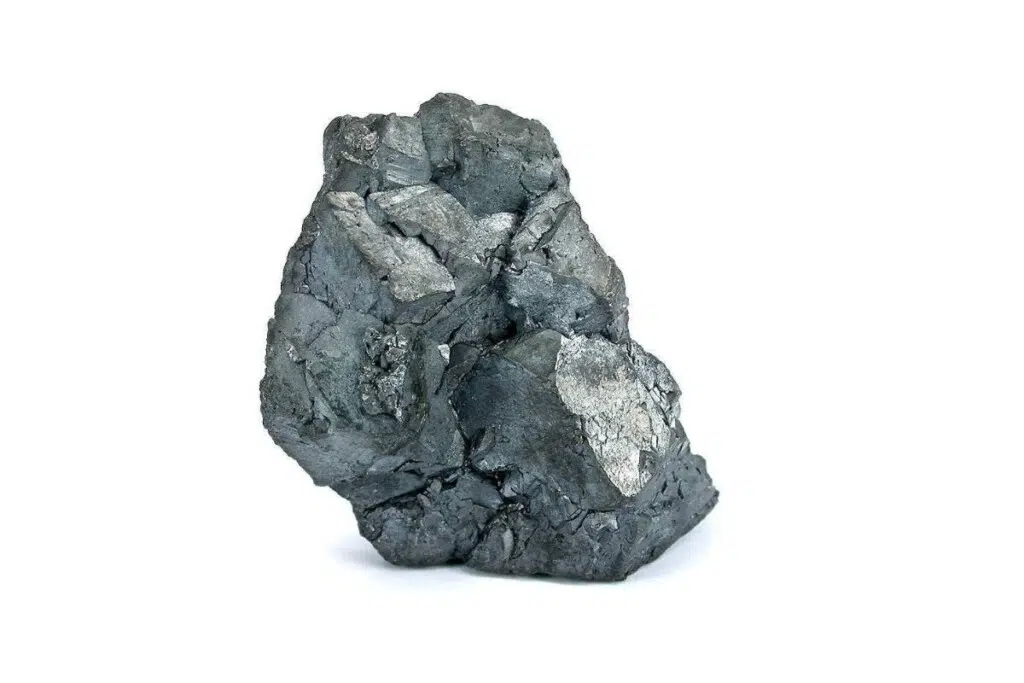 L’Argyrodite est une espèce minérale rare, un sulfure d’argent contenant du germanium, généralement observée sous forme de petits cristaux. Ici, l’échantillon présente des cristaux bien formés, brillants et euédriques atteignant près de 2,5 cm, ce qui en fait une pièce exceptionnelle.Ce spécimen provient de Colquechaca, en Bolivie, un site minier historique antérieur aux célèbres gisements de Chanarcillo au Chili. Il a appartenu notamment au Natural History Museum ainsi qu’à la collection du Dr. Mark Feinglos.
Source : http://www.mindat.org/photo-170093.html
Auteur : Robert M. Lavinsky
Licence : Creative Commons Attribution – Share Alike 3.0.