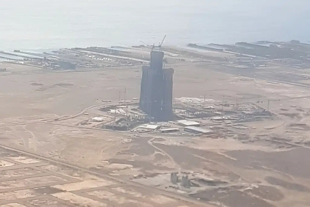 Le chantier de la tour de Djeddah en 2016, illustrant les premières phases d’élévation de cette mégastructure au cœur du projet urbain saoudien.Crédit : Ammar Shaker – Wikimedia Commons