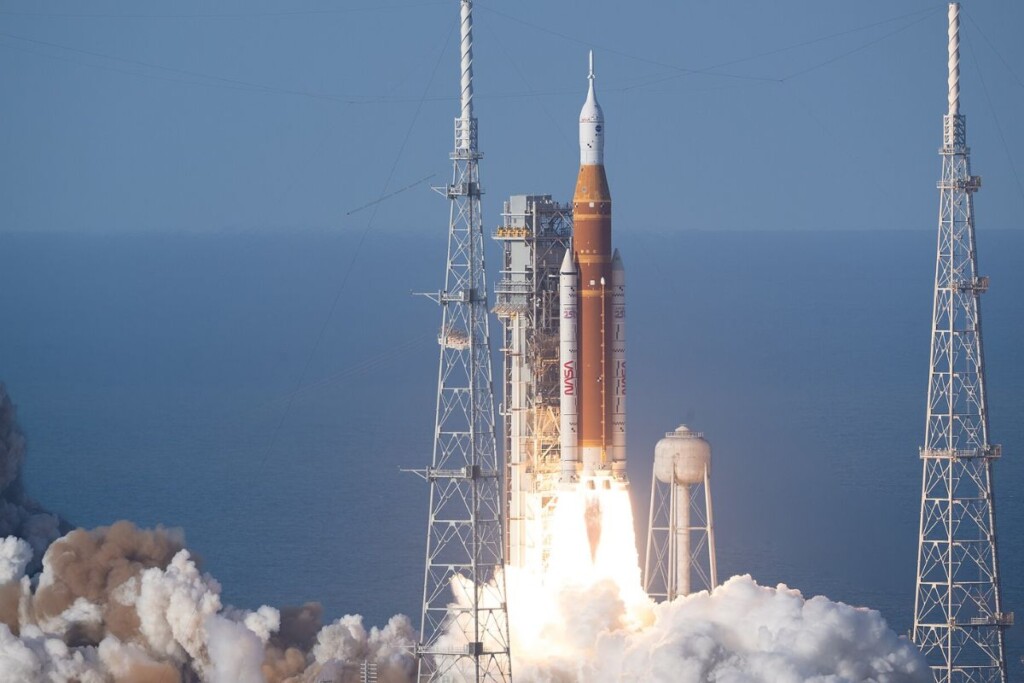 Décollage du lanceur SLS emportant le vaisseau Orion avec à son bord les astronautes Reid Wiseman (commandant), Victor Glover (pilote), Christina Koch (spécialiste de mission) et Jeremy Hansen (spécialiste de mission), pour une mission de 10 jours autour de la Lune. Le lancement a eu lieu le 1er avril 2026 à 18h35 (heure locale), depuis le pas de tir 39B en Floride.Source : NASA – Artemis II Launch (NHQ202604010215). Crédit photo : NASA / Joel Kowsky. Licence : domaine public (NASA, gouvernement des États-Unis). 