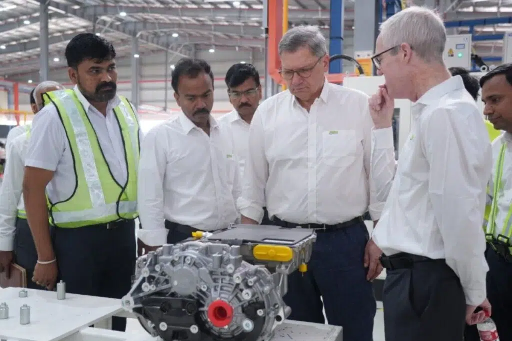 Xavier Dupont, directeur de la division Power de Valeo devant un e-Axle 3-en-1.