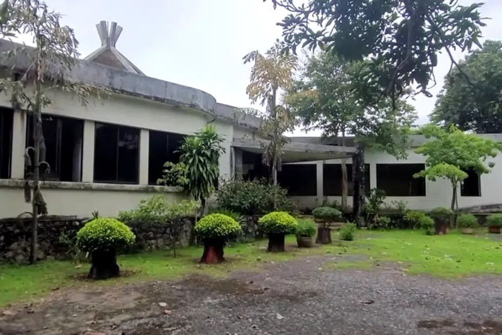 On peut encore voir de nos jours des villas abandonnées datant de l'époque coloniale à Kep.