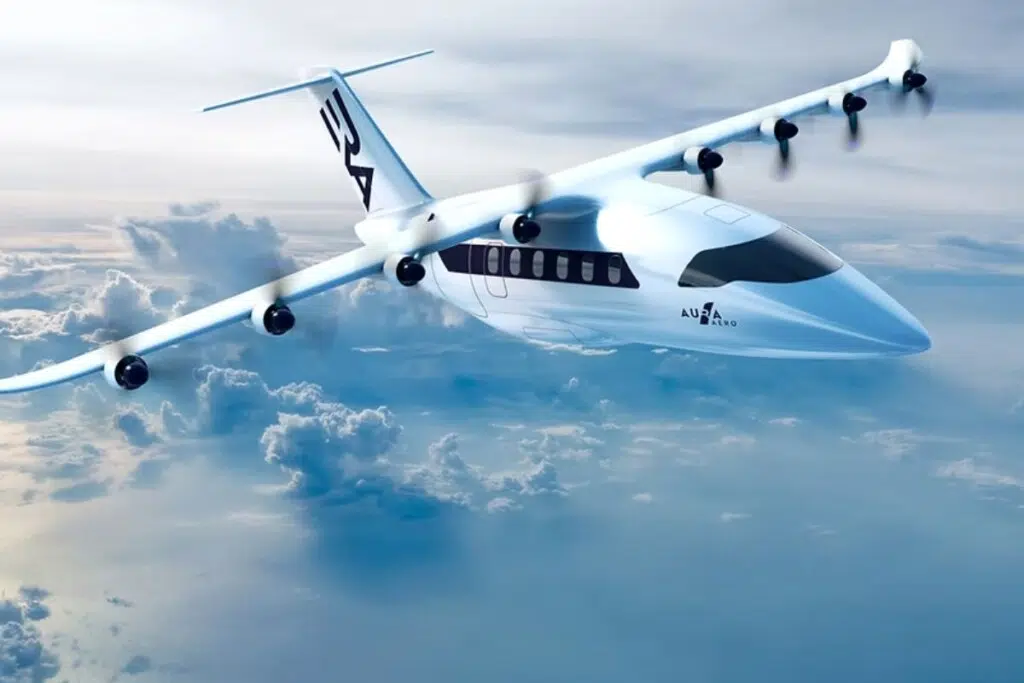 Le ERA, développé par Aura Aero, est un avion régional hybride-électrique de 19 places conçu pour relier les territoires avec une réduction pouvant atteindre 80 % des émissions de CO₂.Avec un rayon d’action de 1 500 km, une vitesse de croisière de 300 nœuds et des capacités de décollage court (800 m), il vise une entrée en service autour de 2030. Polyvalent, il peut être configuré pour des missions régionales, cargo, sanitaires ou privées, tout en intégrant des systèmes numériques avancés et une motorisation hybride sécurisée.