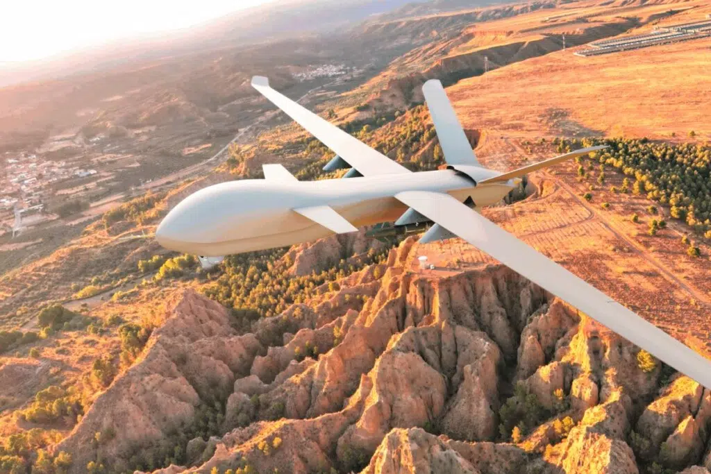 Le drone ENBATA, développé par Aura Aero, marque l’entrée de l’industriel toulousain sur le marché militaire avec une plateforme MALE (moyenne altitude longue endurance) pensée comme une alternative moins coûteuse et plus flexible aux systèmes lourds existants.Avec une masse maximale d’environ 2 tonnes, une autonomie de 55 heures et une capacité d’emport de 1,2 tonne, ENBATA vise un positionnement « low cost high performance », environ cinq fois moins cher qu’un MQ-9 Reaper pour des performances intermédiaires. Sa certification par Agence de l’Union européenne pour la sécurité aérienne (EASA) doit permettre des usages à la fois militaires et civils (surveillance, feux de forêt, missions maritimes).