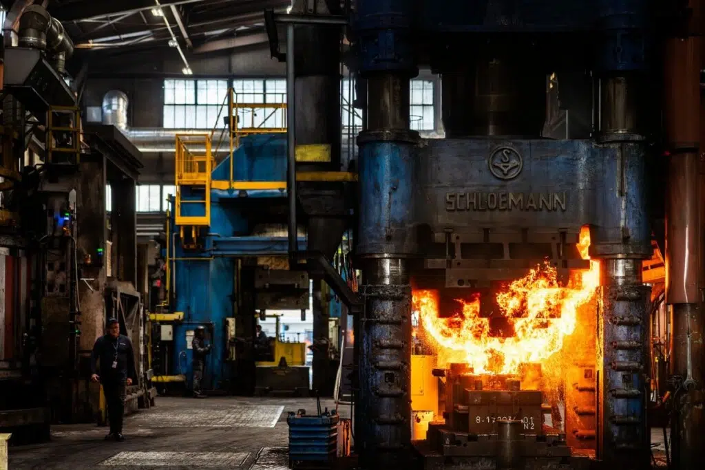 Safran Aircraft Engines va renforcer ses capacités industrielles avec l’acquisition d’une presse hydraulique de 30 000 tonnes, destinée à la fabrication de pièces critiques pour moteurs d’avions civils et militaires.Ce projet stratégique, estimé à 150 millions d’euros, vise à sécuriser la production de composants à haute valeur ajoutée, tout en accompagnant la montée en cadence des programmes aéronautiques.
L’installation, prévue pour être opérationnelle à l’horizon 2029, s’accompagnera de la création d’environ 130 emplois dès 2026, marquant un investissement industriel majeur en France.