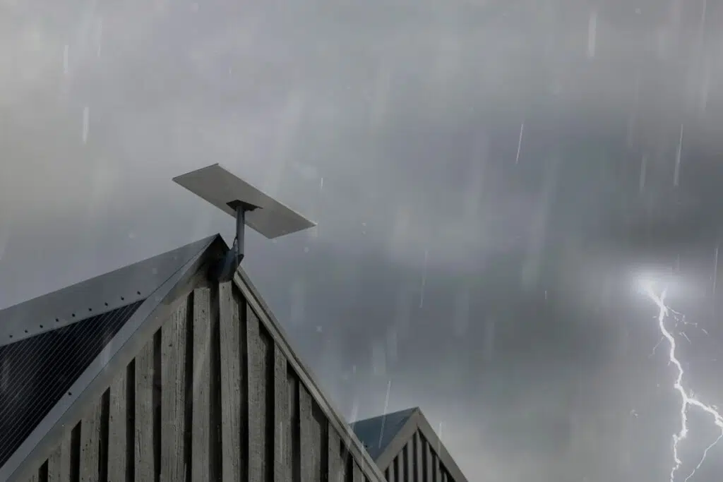 La STMicroelectronics développe des circuits optiques et RF pour répondre à l’explosion des besoins liés à l’IA et aux centres de données.Les technologies optiques assurent les connexions rapides entre serveurs et GPU, tandis que la 5G et les satellites en orbite basse (LEO) renforcent la demande en composants RF performants, notamment pour les radars et les communications haute fréquence. Pour y répondre, STMicroelectronics mise sur la technologie BiCMOS, qui combine performance, faible consommation et forte intégration, déjà utilisée dans les modules optiques, stations 5G et systèmes avancés.