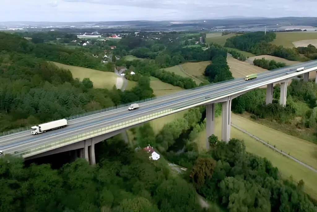 Ce pont s’inscrit dans le réseau européen TEN‑T, précisément sur le corridor Rhine‑Danube, axe majeur reliant l’Allemagne, la République tchèque, la Slovaquie, l’Autriche et la Hongrie.