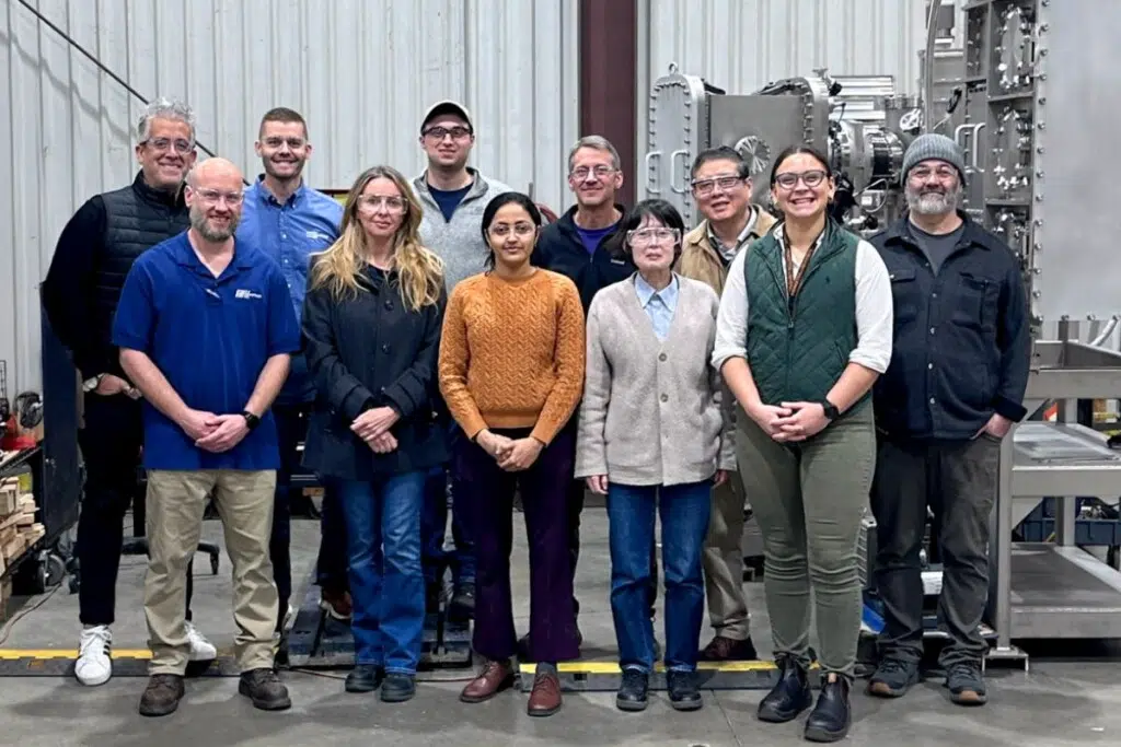 Le personnel du Princeton Plasma Physics Laboratory (PPPL), de Radiance Vacuum Industries (RVI) et des National Institutes for Quantum Science and Technology se réunit pour effectuer les tests finaux sous vide du système d’imagerie à rayons X chez RVI, à Honey Brook, en Pennsylvanie.(Photo avec l’aimable autorisation de Sunny Nyhus / PPPL)