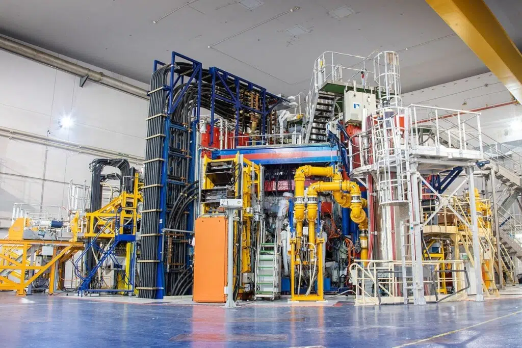 Le WEST tokamak (Tungsten Environment in Steady-state Tokamak), situé à Cadarache, a produit son premier plasma en décembre 2016 et sert de plateforme d’essais pour les technologies destinées à ITER.Photographie réalisée le 23 juillet 2018 par Christophe Roux pour le CEA IRFM.