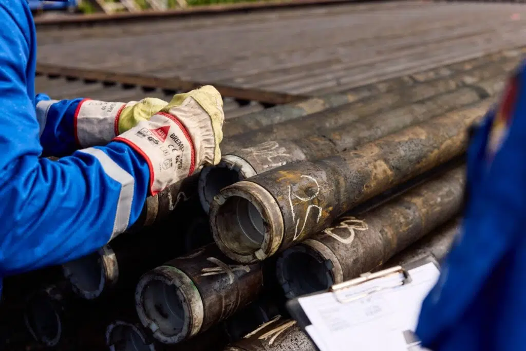 Le projet RoLiXX vise à encadrer le développement de l’extraction de lithium en Allemagne en intégrant dès le départ enjeux environnementaux, économiques et acceptabilité sociale.Piloté par Neptune Energy dans le cadre du programme GEO:N, ce projet de 36 mois (environ 3 millions d’euros) rassemble plusieurs acteurs majeurs comme GFZ Helmholtz Centre for Geosciences, Technical University of Berlin et Fraunhofer IEG.