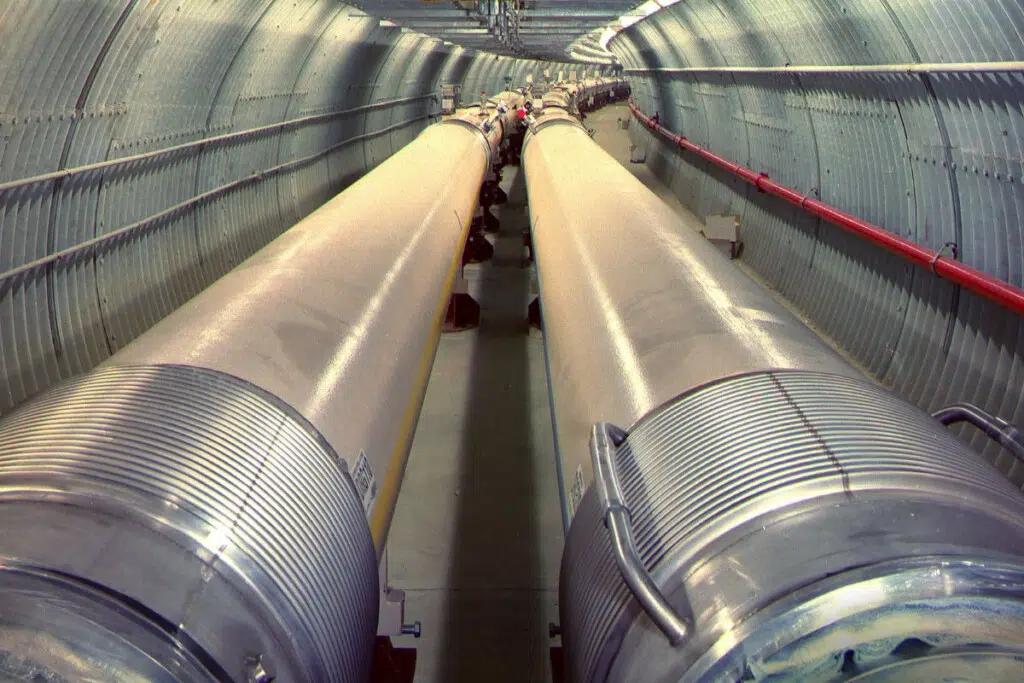 Dans le tunnel du Relativistic Heavy Ion Collider, deux anneaux d’aimants supraconducteurs destinés au stockage d’ions sont installés côte à côte sur une grande partie du circuit.Dans le cadre de sa transformation en Electron-Ion Collider, l’un de ces deux anneaux sera démonté puis remplacé par un nouvel anneau de stockage d’électrons. Ce changement marque une évolution majeure : on passe d’un collisionneur ions-ions à une machine capable de faire entrer en collision des électrons avec des ions, afin d’explorer beaucoup plus finement la structure de la matière.