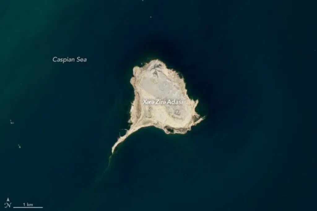 De longues traînées de sédiments boueux sont visibles derrière des îles formées par des volcans de boue, sur une image capturée le 30 août 2025 par l’instrument OLI du satellite Landsat 8.Ces panaches témoignent de l’activité récente de ces formations, où gaz et boues remontent à la surface puis se dispersent sous l’effet des courants marins. (Source : NASA Earth Observatory / Lauren Dauphin)