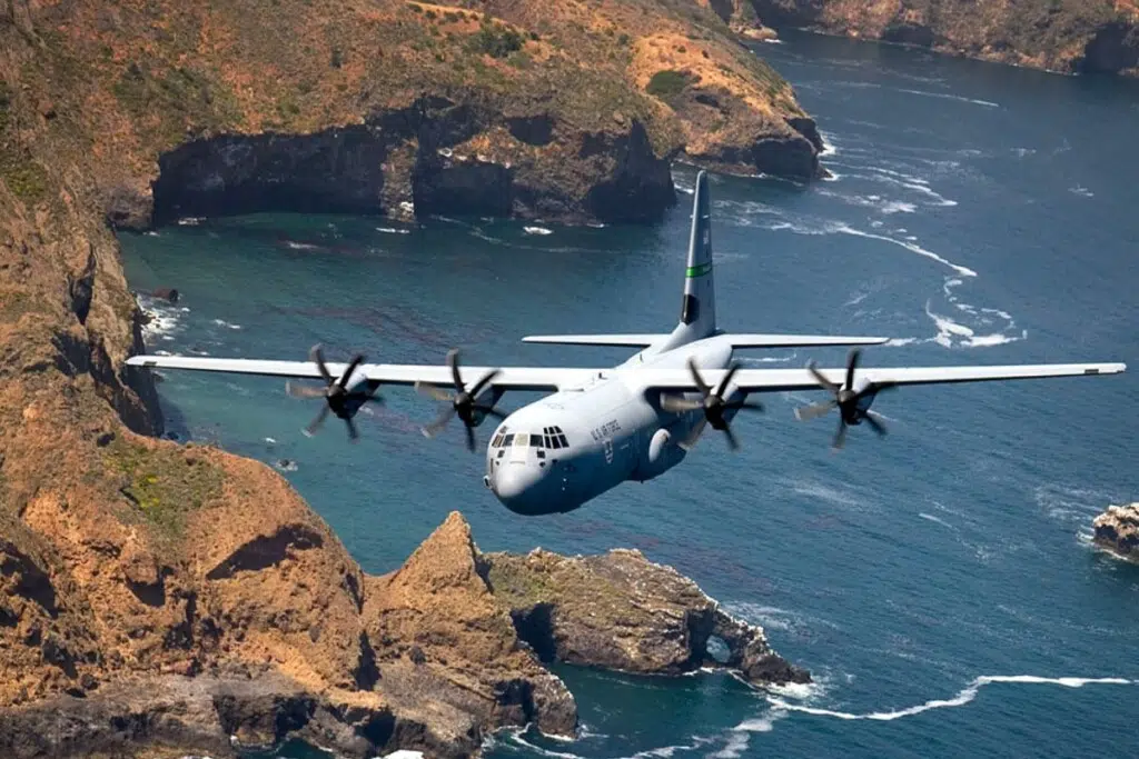 Un C-130J Hercules du 146e escadron de transport aérien de la Garde nationale aérienne, basé à Channel Island (Californie), survole la côte de l'île de Santa Cruz, près de la Californie. (Photo de l'US Air Force/Sergent-chef Dennis Goff)