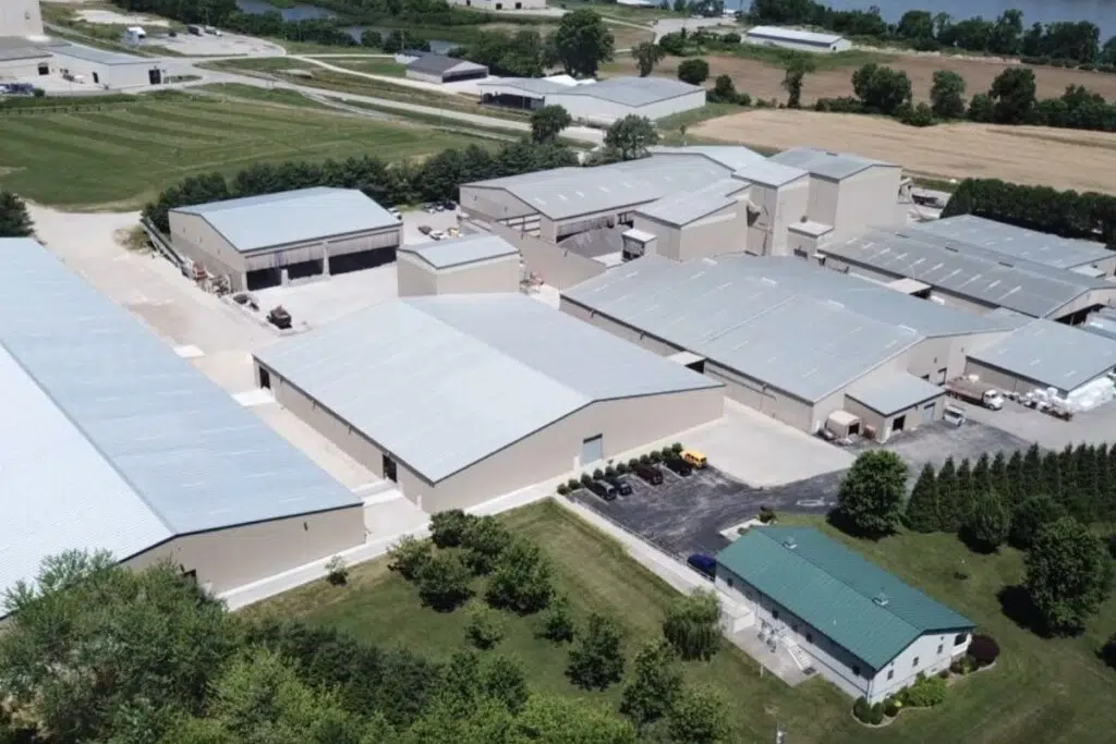 Le siège social et les installations de production de GLM sont situés à Wurtland, dans le Kentucky, sur le site industriel portuaire fluvial de Greenup, dans le comté de Boyd, le long de la rivière Ohio, au carrefour des frontières du Kentucky, de la Virginie-Occidentale et de l'Ohio. Cette situation géographique permet le déchargement direct des minéraux acheminés par barge jusqu'à notre usine et représente un avantage logistique majeur pour un grand nombre de nos clients qui reçoivent les produits GLM.