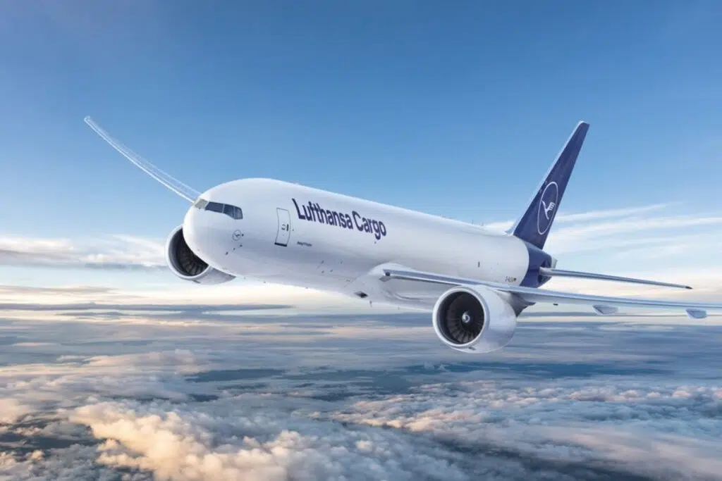 Le Boeing 777F est l’un des plus grands avions cargo bimoteurs, conçu pour le long-courrier avec une efficacité énergétique optimisée.Équipé de moteurs GE90-110 et d’ailes avancées, il peut transporter jusqu’à environ 103 tonnes de fret, avec une capacité élevée sur le pont principal et en soute, ce qui en fait un pilier du transport aérien moderne pour des opérateurs comme Lufthansa Cargo.