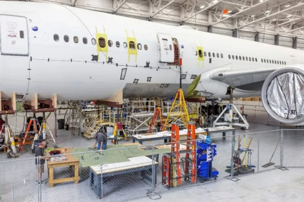 Les hublots élargis du Boeing 777 de la NASA serviront de dispositifs d'observation pour divers capteurs d'instruments scientifiques. Les modifications apportées au fuselage de l'appareil dans l'usine L3Harris de Waco nécessitent un soutien important afin de garantir l'alignement de l'avion lors du remontage.