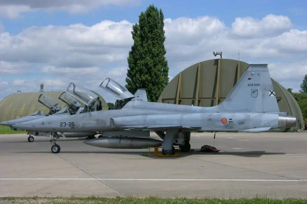 Deux Northrop F-5 Freedom Fighter modernisés de l’armée de l'air espagnole lors du meeting aérien de Dijon en juin 2008.Basés à Talavera, près de la frontière portugaise, ces F-5M issus d’un programme de modernisation ont prolongé la carrière de l’emblématique avion américain qui va tirer sa référence après 60 ans de bon et loyal service. Crédit : Jerry Gunner (Flickr, licence confirmée lors de l’import sur Wikimedia Commons le 7 avril 2011)