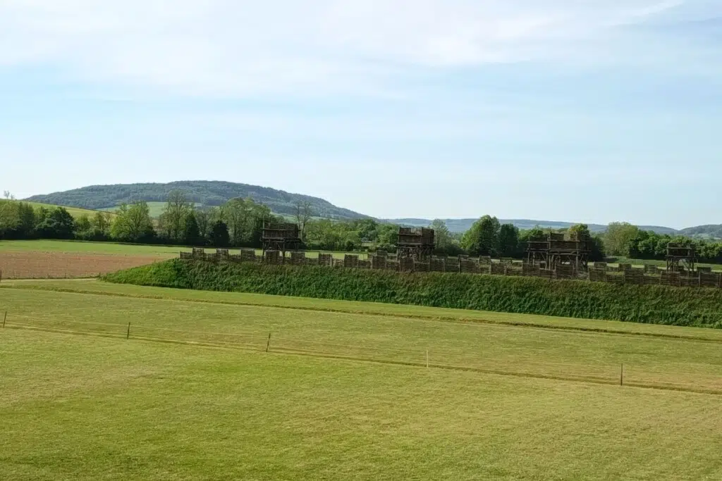 La partie extérieure du musée abrite une reconstitution de la forteresse à deux niveaux construire il y a 2078 ans par César.