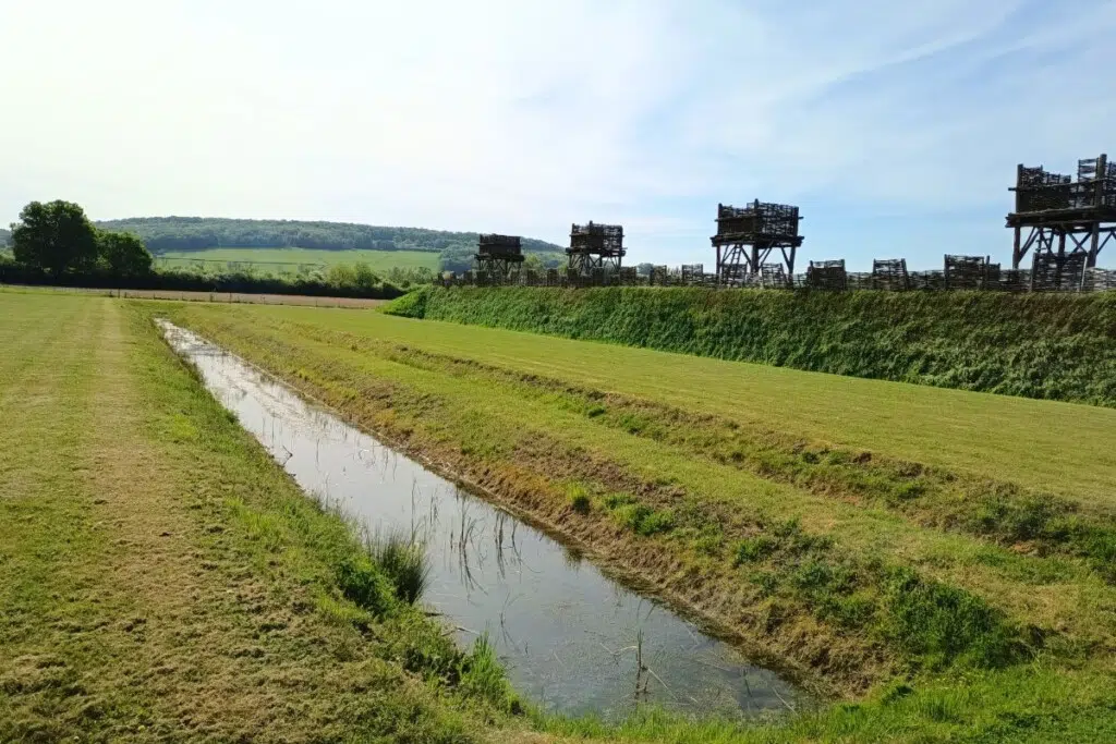 Reconstitution d'une partie de la muraille romaine autour d'Alésia