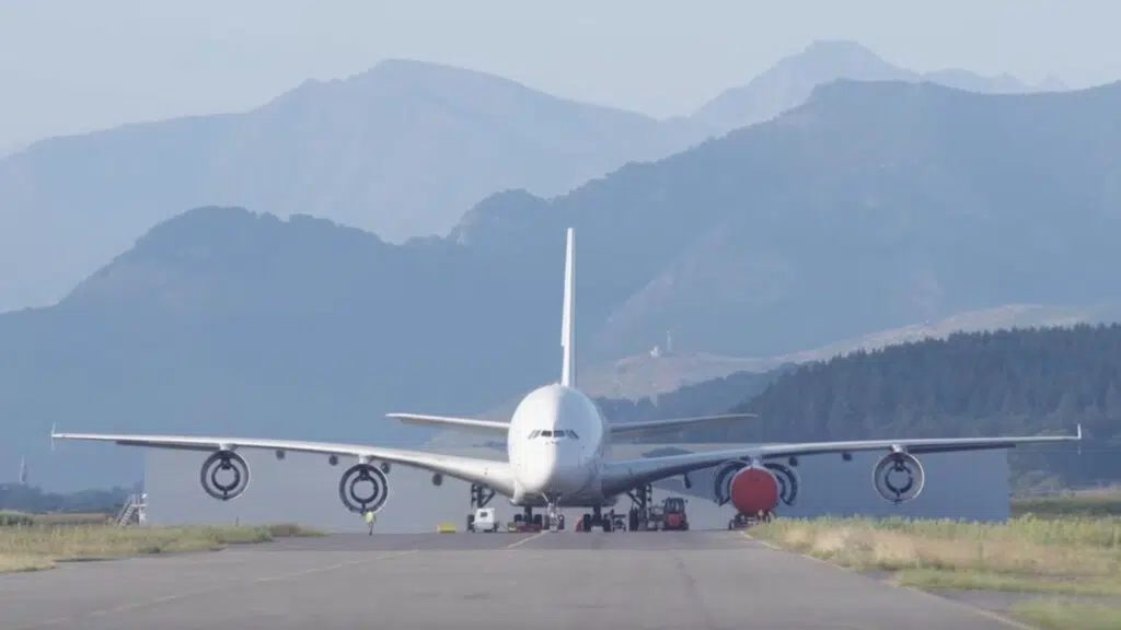 L'A380 pèse environ 280 tonnes à vide. Recycler 90 % de cette masse, c'est récupérer l'équivalent de 250 tonnes de matériaux.
