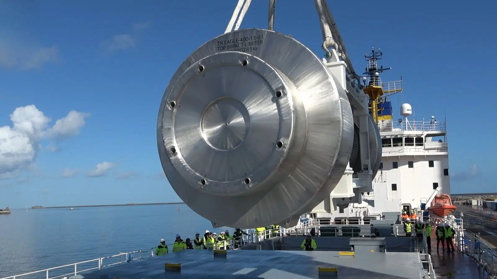Cherbourg a été témoin de l'installation de ce bijou high-tech français de 150 tonnes dans le Pacific Grebe : le conteneur TN Eagle de transport de combustible nucléaire Cherbourg a été témoin de l'installation de ce bijou high-tech français de 150 tonnes dans le Pacific Grebe : le conteneur TN Eagle de transport de combustible nucléaire