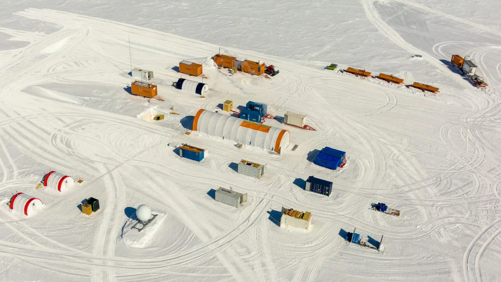 L'Europe boucle un programme de prestige qui lui a permis de forer à 3 200 mètres sous la surface pour battre le record du plus vieil échantillon de glace jamais isolé avec 1,2 millions d'années L'Europe boucle un programme de prestige qui lui a permis de forer à 3 200 mètres sous la surface pour battre le record du plus vieil échantillon de glace jamais isolé avec 1,2 millions d'années