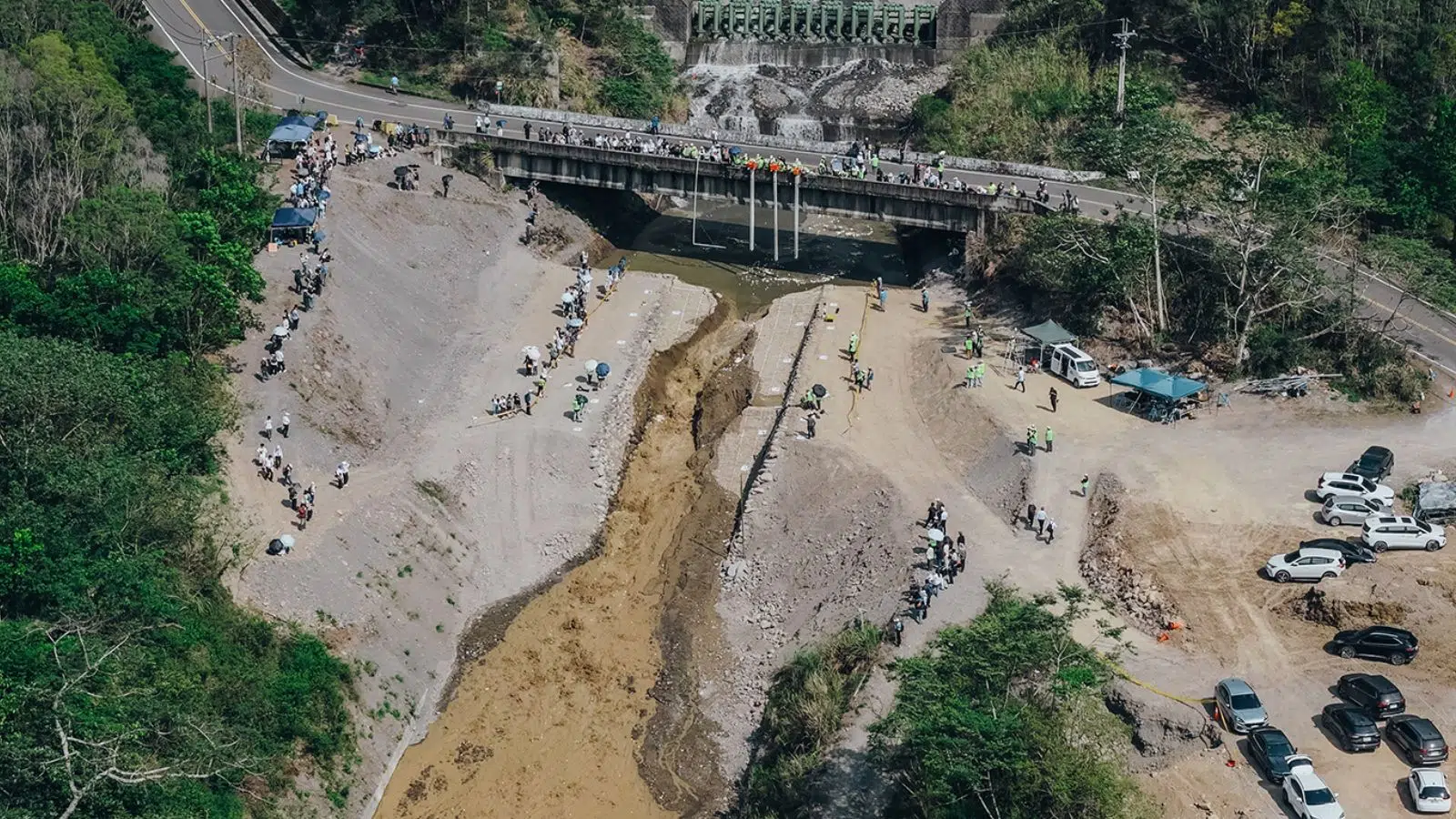 Taïwan a fait exploser une maquette de quatre mètres de haut pour comprendre une catastrophe qui a arraché un pont et tué 18 personnes en 2025
