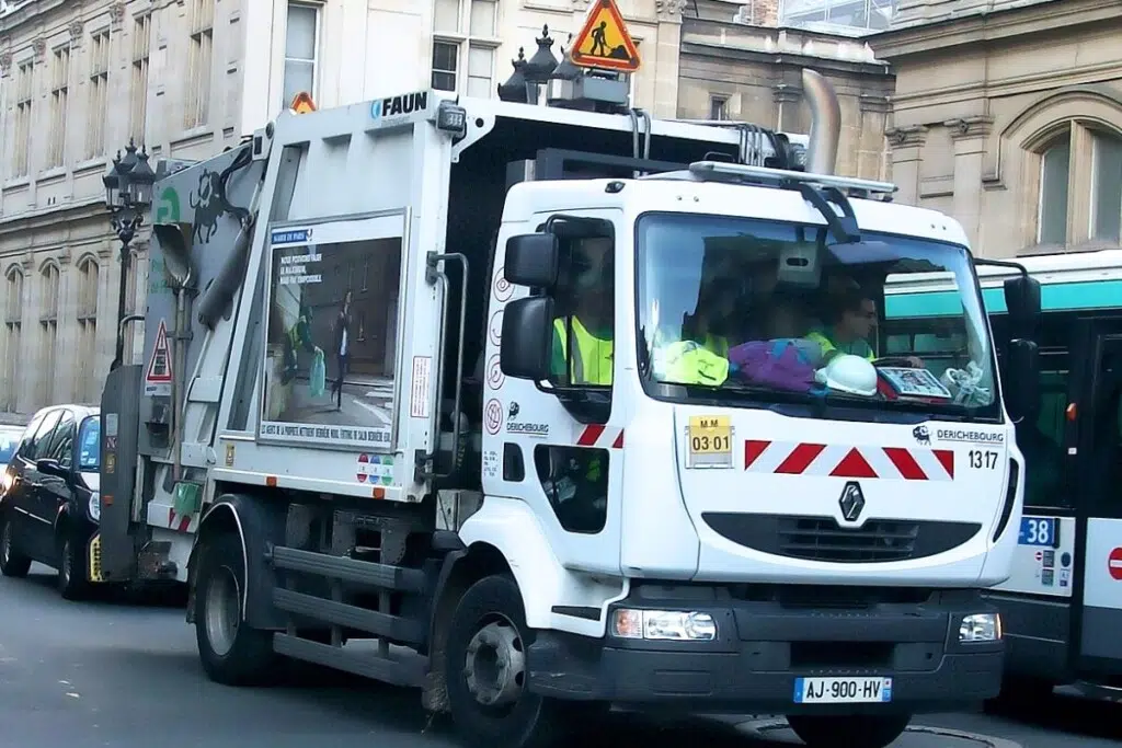 Un camion poubelle de l’entreprise Derichebourg photographié dans les rues de Paris, cette activité a généré à elle seule 192,4 millions d’euros en 2023.Cliché réalisé le 20 septembre 2013 par Kevin.B