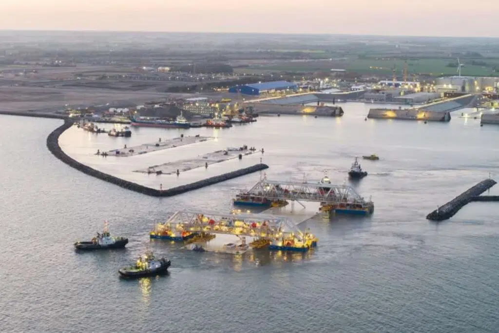 Le premier des 89 éléments en béton qui composent le futur tunnel est en route vers le point d'immersion au large des côtes, près de Rødbyhavn, sur l'île danoise de Lolland. Crédit : : Sund & Bælt