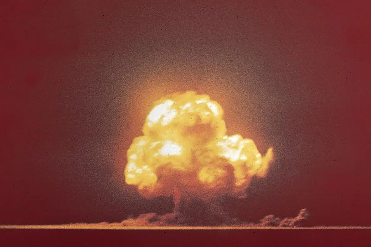80 ans après la première explosion nucléaire de l'Histoire, ses débris continuent de révéler leurs mystères avec la récente découverte d’un cristal inconnu de la science