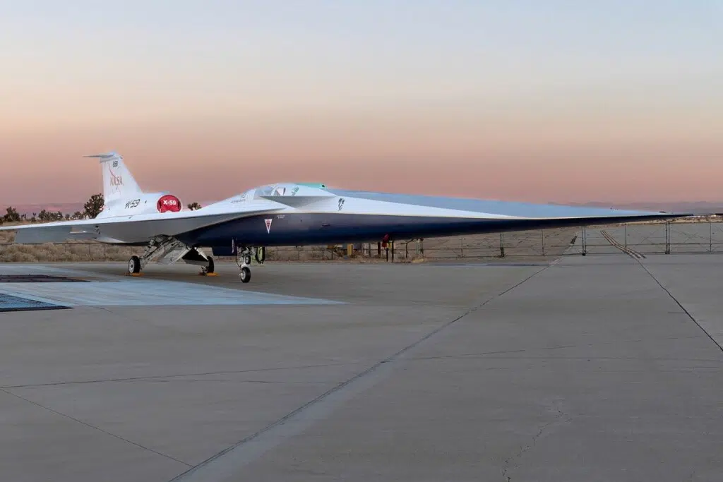 L'avion de recherche supersonique silencieux X-59 de la NASA, stationné sur le tarmac de l'usine Lockheed Martin Skunk Works à Palmdale, en Californie, au lever du soleil, peu après la fin des travaux de peinture.